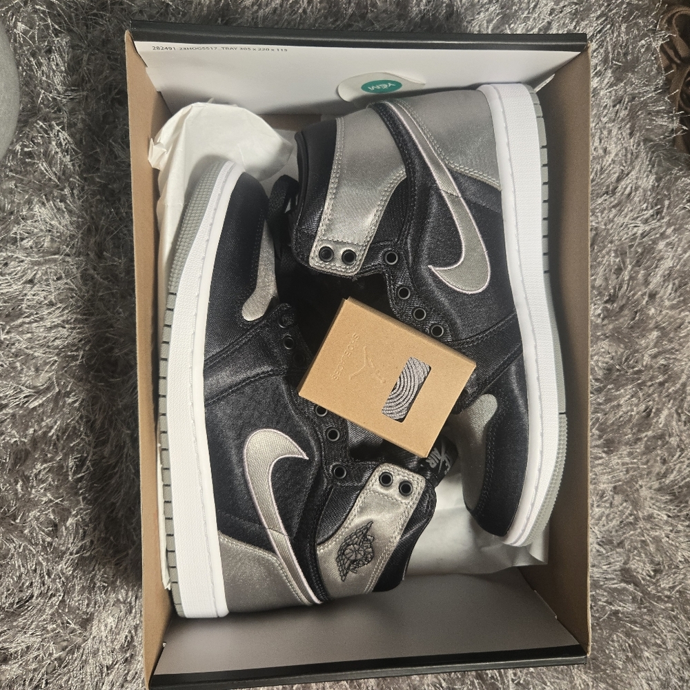 WOMEN'S NIKE AIR JORDAN 1S RETRO HIGH OG BLACK/MEDIUM GREY & SILVER. Sz 8 & 9.5W